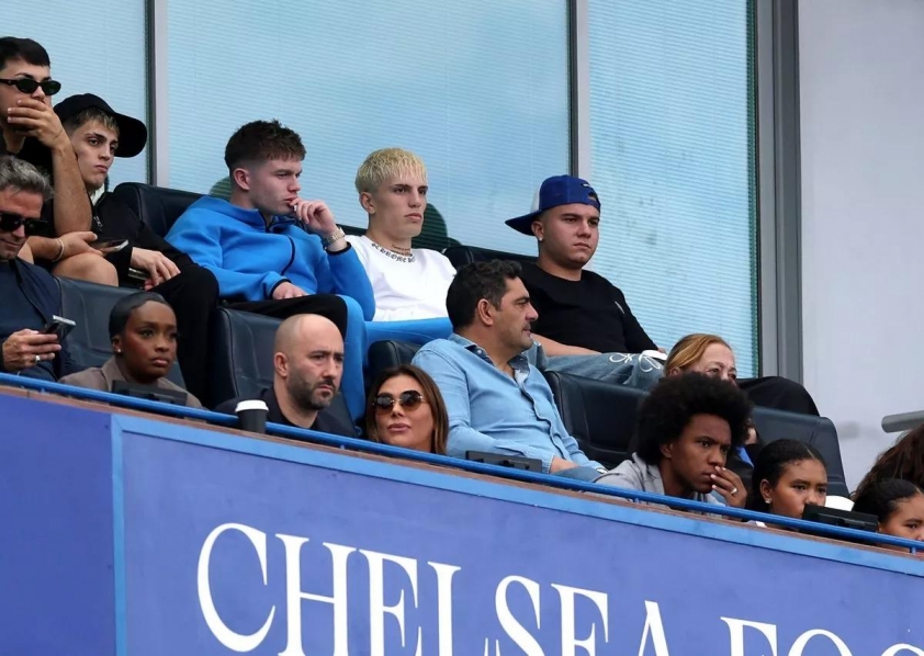 Garnacho dùng điện thoại trên khán đài Stamford Bridge